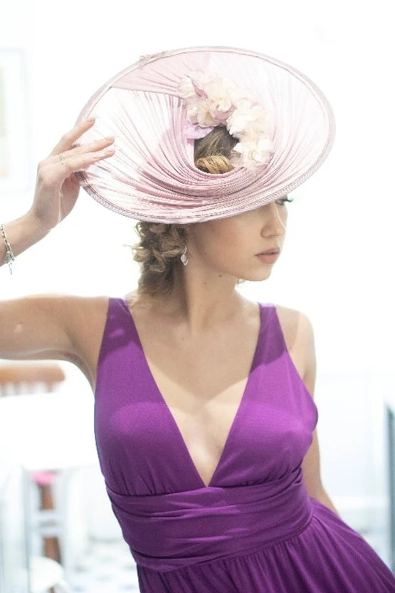 Elégant Saucer parme en buntal, décoré de fleurs en soie parme et blanche