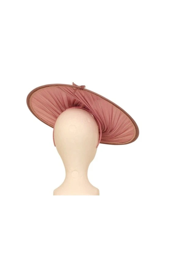 Elégant Saucer parme en buntal, décoré de fleurs en soie parme et blanche