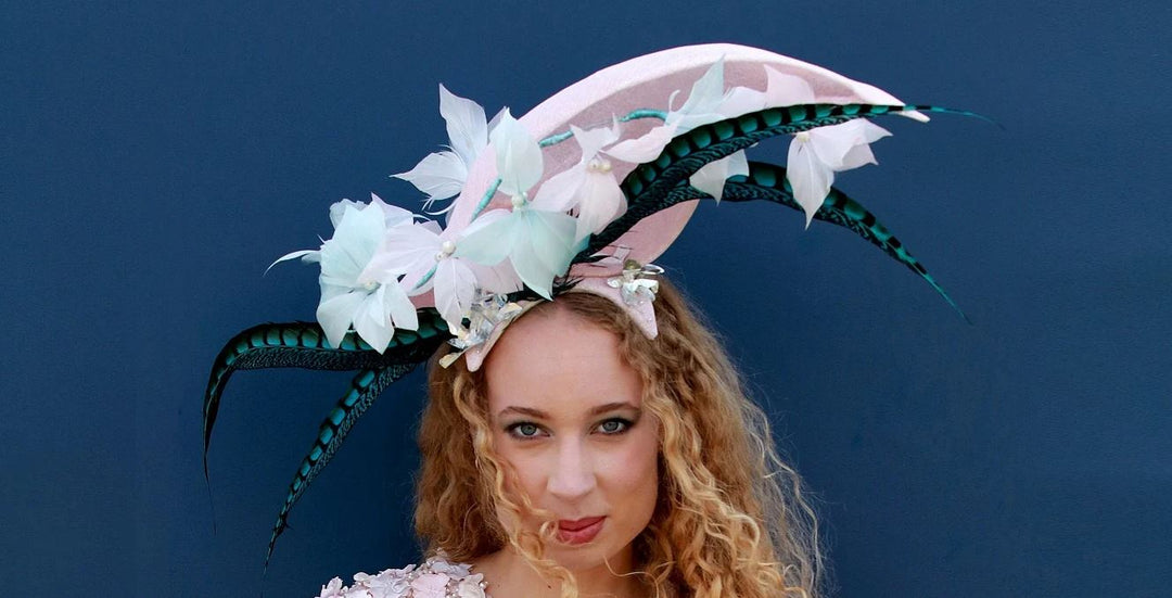 <b>Osez le plus incroyable chapeau<br>à la garden party du Prix de Diane 2024<br> avec Mira Belle Paris<br>et participez au concours d'élégance</b>