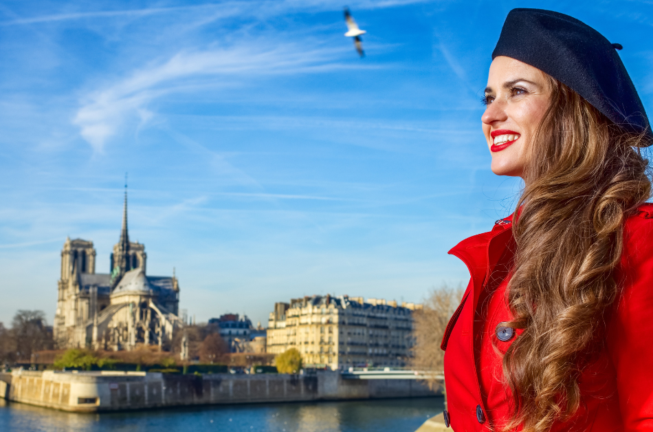 Chapeau & trench : le duo incontournable de la mi-saison à Paris