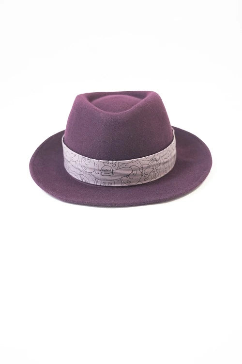 Chapeau Hector en feutre prune forme trilby avec bade en popeline violette