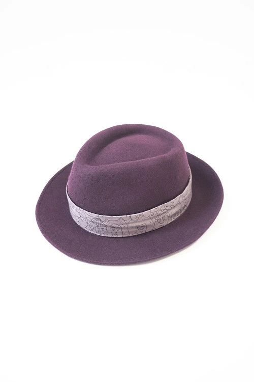 Chapeau Hector en feutre prune forme trilby avec bade en popeline violette
