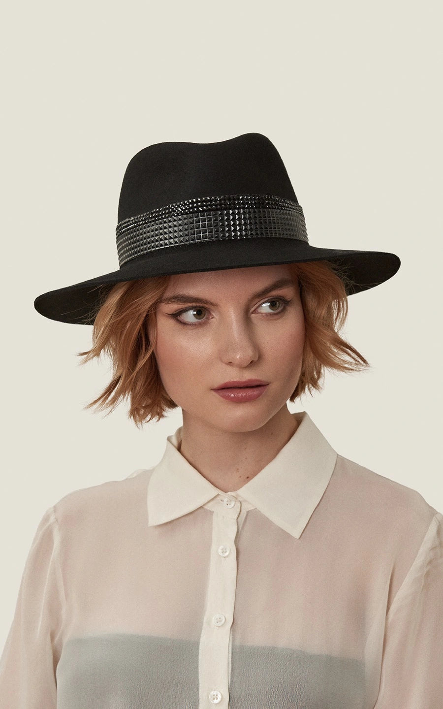 Fedora Montblanc noir orné de cristaux noirs et d'une bande à clous