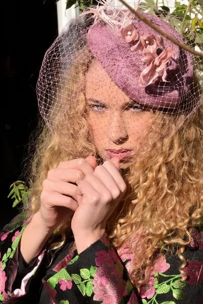 Grand bibi en sisal teinté en rose décoré de fleurs en soie avec  des plumes blanches