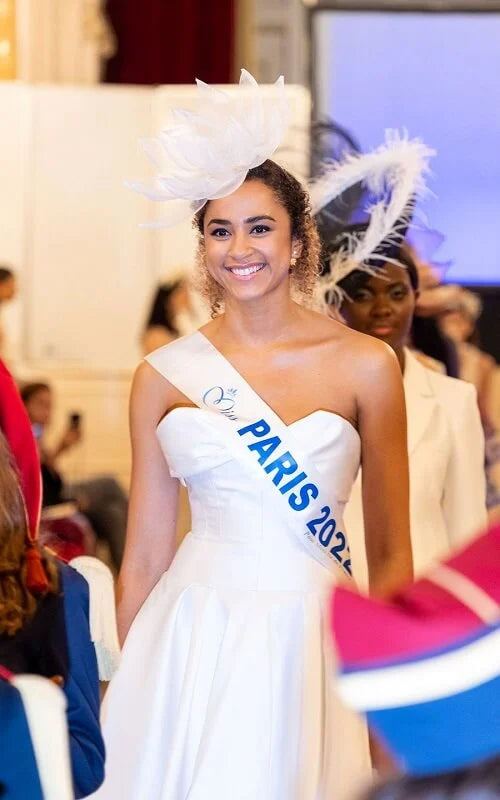 Miss Paris 2022 qui défile avec un chapeau Mira Belle